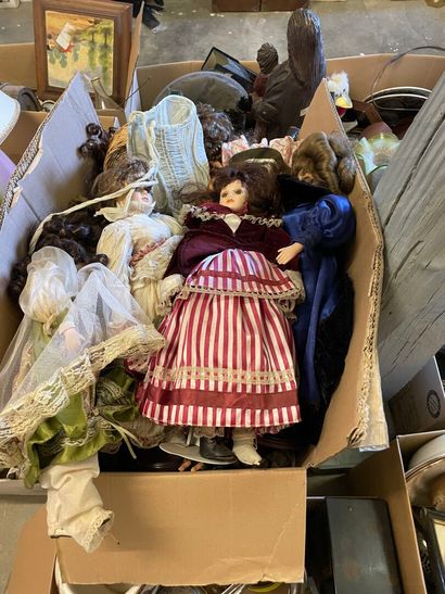 Quatorze cartons divers, chaise et abat ...