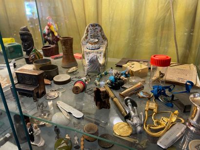 Lot de bibelots
(contenu de la vitrine. La...