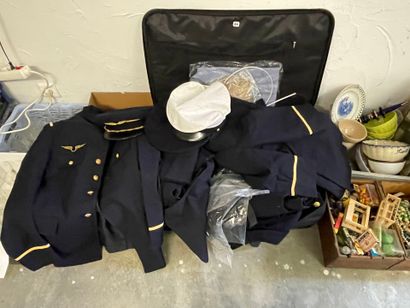 Valise contentant des uniformes, manteaux,...