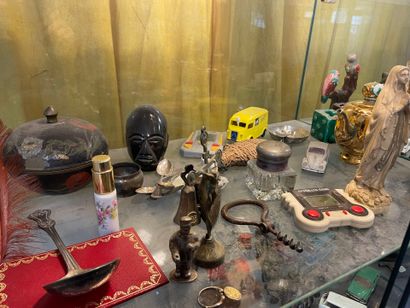 Lot de bibelots
(contenu de la vitrine. La...