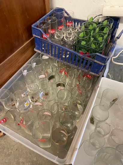 Sept caisses de verres