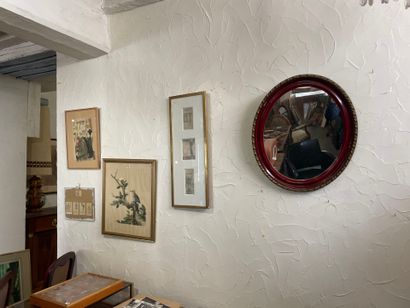 Miroir ovale et quatre pièces encadrées
