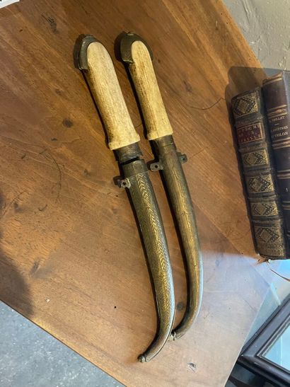 Deux koumias en os et laiton
38cm