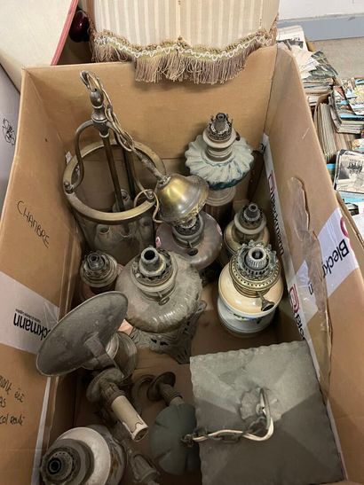 Quatre cartons de vases et lampes