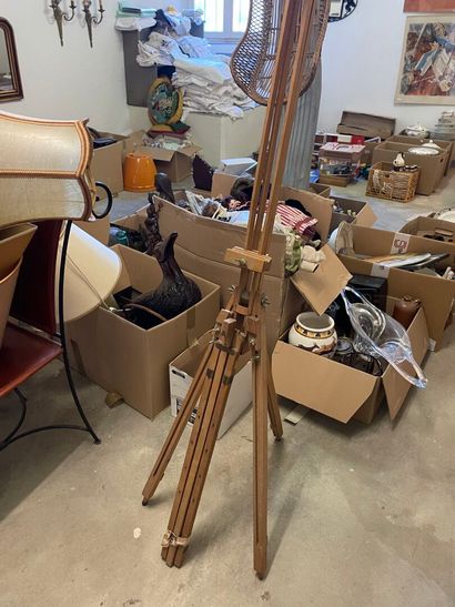 Quatorze cartons divers, chaise et abat ...