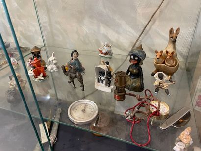 Lot de bibelots
(contenu de la vitrine. La...