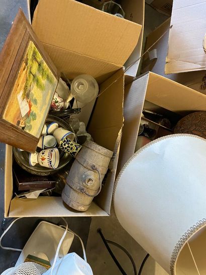 Quatorze cartons divers, chaise et abat ...