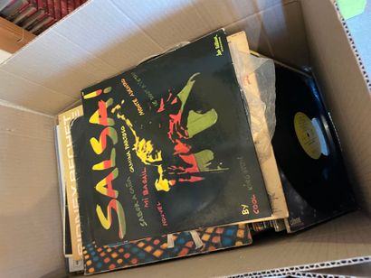 Cinq cartons de disques
(4 de 33 tours et...