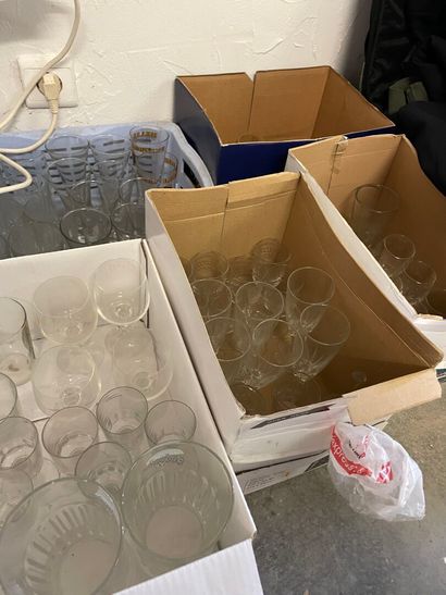 Sept caisses de verres