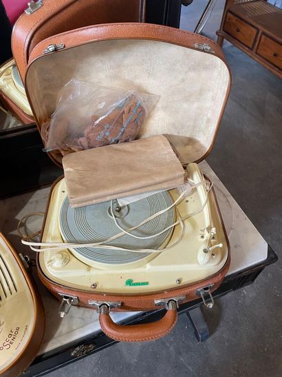 Trois tourne-disques : Deux TEPPAZ et 1 ...