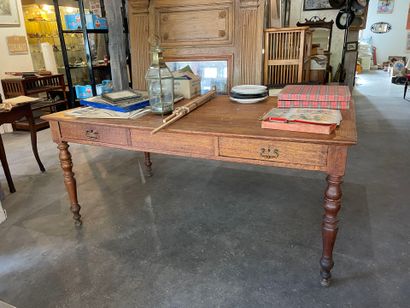 Grande table en chêne à deux tiroirs
77x...