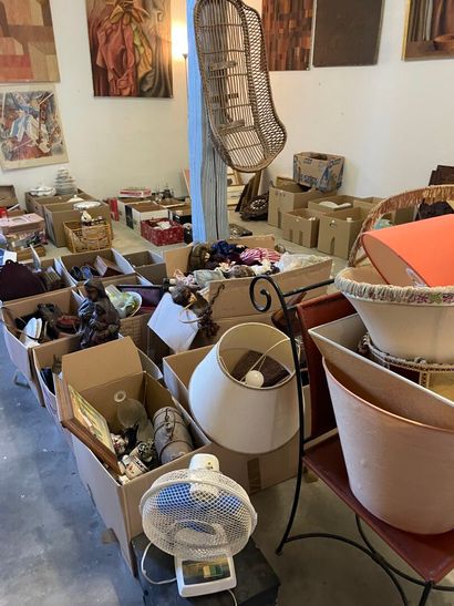 Quatorze cartons divers, chaise et abat ...