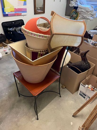 Quatorze cartons divers, chaise et abat ...