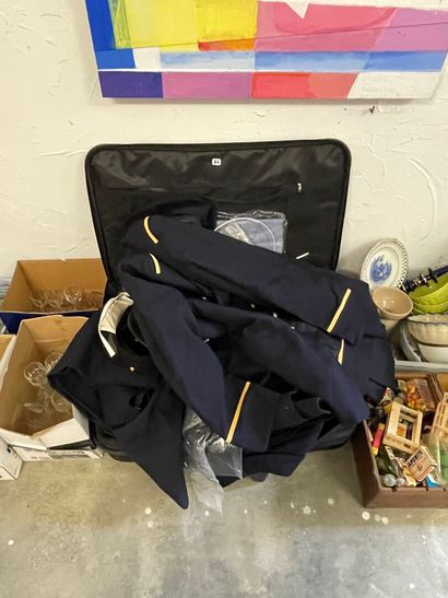 Valise contentant des uniformes, manteaux,...