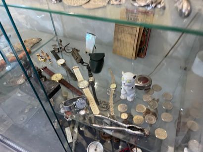 Lot de bibelots
(contenu de la vitrine. La...