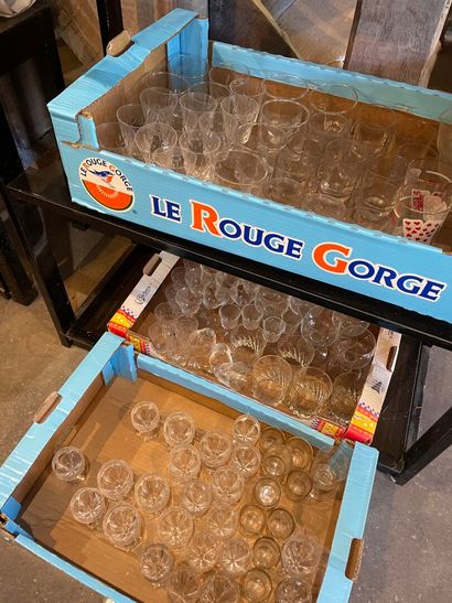 Trois caisses de verres