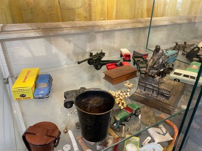 Lot de bibelots
(contenu de la vitrine. La...