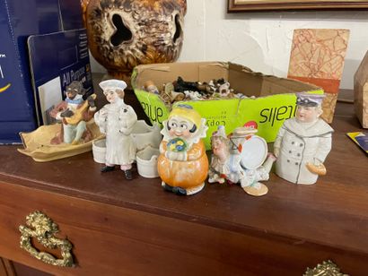 Deux cartons de bibelots en porcelaine