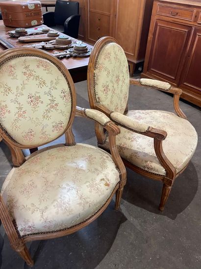 Deux fauteuils médaillons Louis XVI, début...