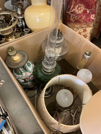 Deux cartons de lampes et abats jour