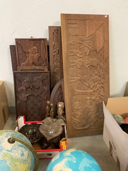 Onze panneaux et Statues africaines