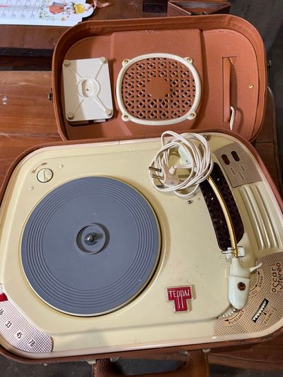 Trois tourne-disques : Deux TEPPAZ et 1 ...
