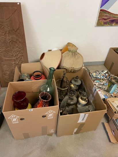 Quatre cartons de vases et lampes