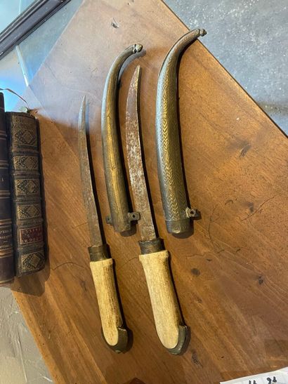 Deux koumias en os et laiton
38cm