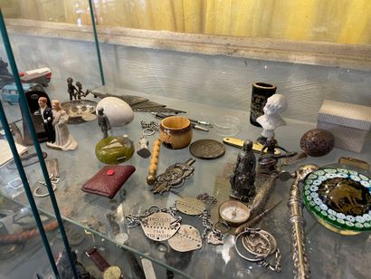 Lot de bibelots
(contenu de la vitrine. La...