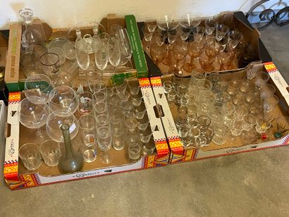 Quatre cartons de verres