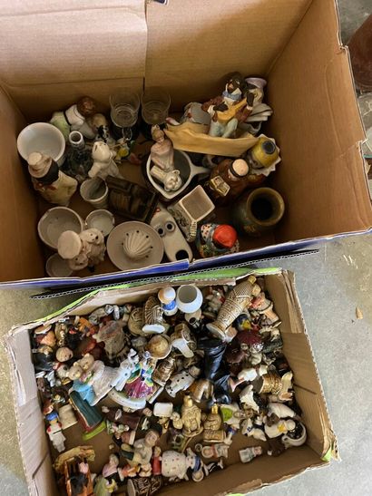 Deux cartons de bibelots en porcelaine