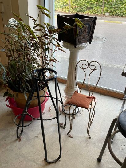 Colonne porte pots, chaise et cache pot