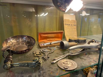 Lot de bibelots
(contenu de la vitrine. La...