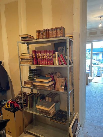 Important lot de livres contenus dans trois...