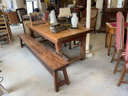 Table à entretoise et banc en chêne
76x200x85cm
Banc...