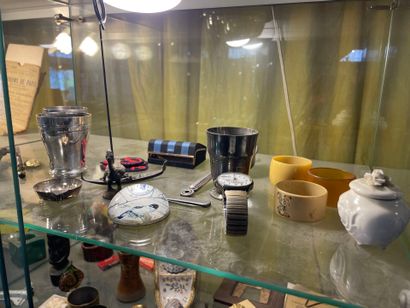 Lot de bibelots
(contenu de la vitrine. La...