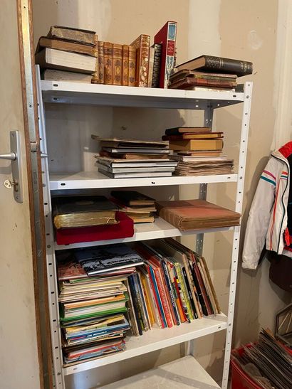 Important lot de livres contenus dans trois...