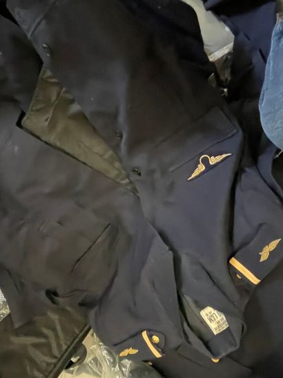 Valise contentant des uniformes, manteaux,...