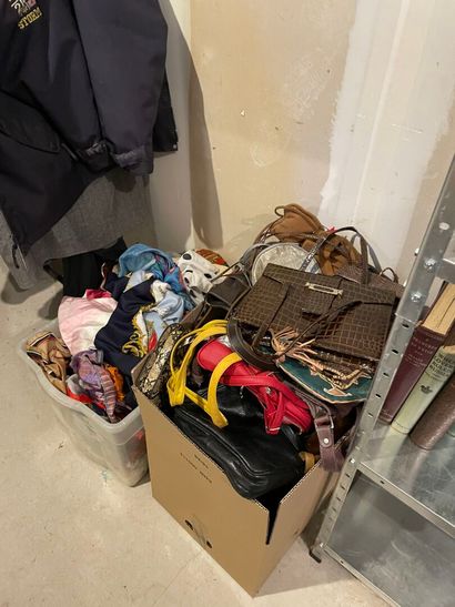 Lot de vêtement 
(sans les portants)