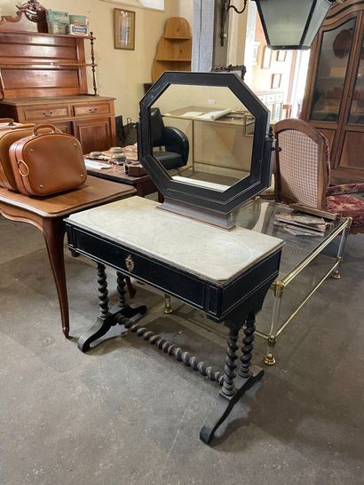 Coiffeuse en bois noirci.
Napoléon III
130...