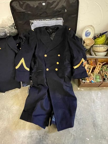 Valise contentant des uniformes, manteaux,...