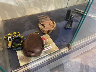 Lot de bibelots
(contenu de la vitrine. La...