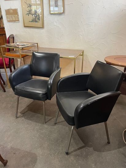 Deux fauteuils de bureau garnis de skaï