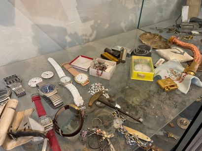 Lot de bibelots
(contenu de la vitrine. La...