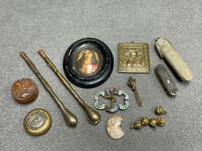Lot d'objets de vitrine: 
Boites, pailles...