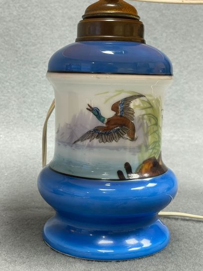 Lampe en porcelaine fin XIX° et bouilloire...