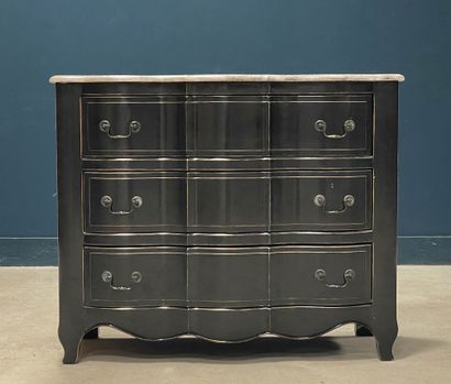 Commode à façade en arbalète ouvrant à trois...