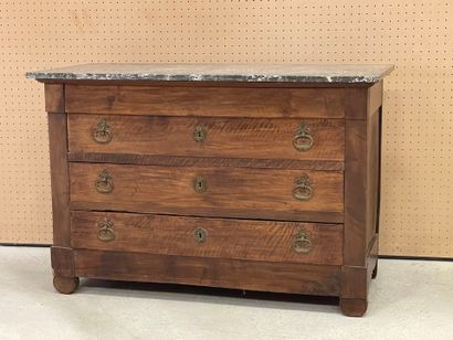 Commode en noyer et placage de noyer, dessus...