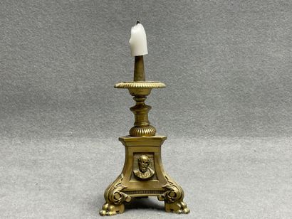 Pique cierge en bronze. 
H. :28 cm.