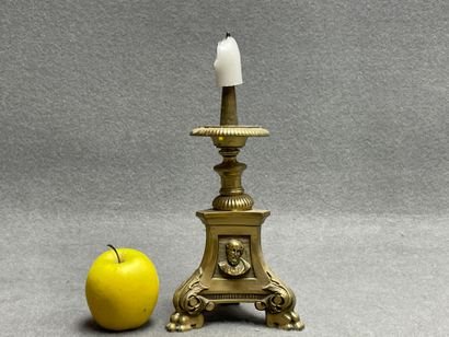 Pique cierge en bronze. 
H. :28 cm.